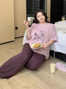 Dazy Plus Bộ đồ ngủ Pijama cổ tròn tay ngắn rộng rãi in họa tiết cỡ lớn kèm quần cạp chun - Màu tím - Xem 6
