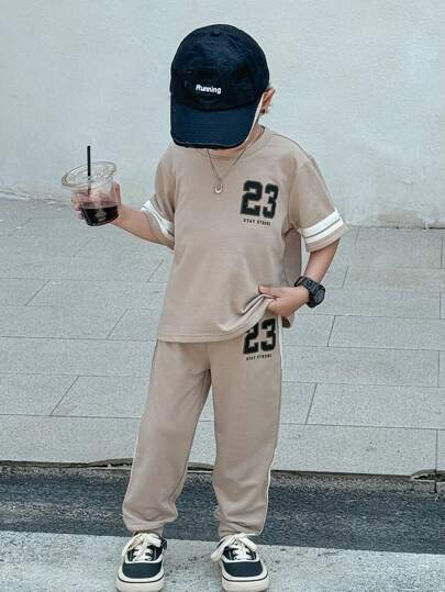 SHEIN 2pcs Boys Kids Casual Versatile Printed Pattern Patchwork Thick & Thin Rib Band Round Neck Short Sleeve T-Shirt And Jogger Pants Set, Suitable For Spring, Summer, Autumn, Winter, School, Sports, Outdoor, Everyday Wear