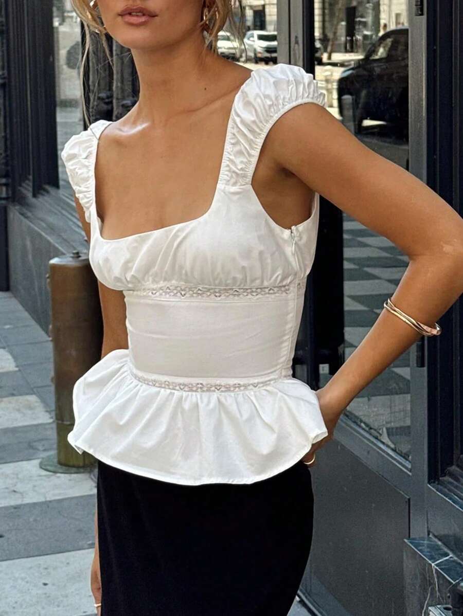 SHEIN Frenchy 女士白色方形领口上衣，褶皱肩带，蕾丝和褶皱细节；白色方形领口荷叶边吊带背心 - 白色 - 查看 1