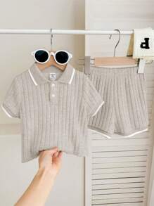 SHEIN LMoss Kids 2 件装男女通用婴儿纯色针织柔软马球领短袖半拉链上衣和松紧腰短裤套装