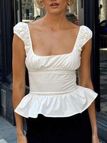 SHEIN Frenchy 女士白色方形领口上衣，褶皱肩带，蕾丝和褶皱细节；白色方形领口荷叶边吊带背心 - 白色 - 查看 4