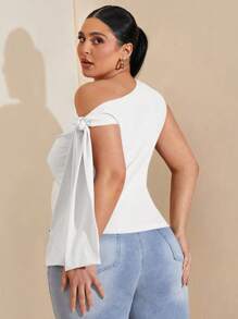 SHEIN BAE 大码女式黑色不对称露肩上衣，适合通勤、约会、下午茶、情人节、夏季、生日、大码性感上衣、曲线上衣、正式、曲线、派对、带肩带 - 白色 - 查看 2