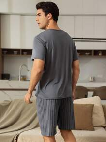 Manfinity Underwear&Sleepwear Basics Set de pijama para hombre con 2 piezas: top de manga corta cuello redondo con estampado de rayas y pantalones cortos