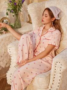 CottageSlumber 格子樱桃印花泡泡雪纺翻领单排扣荷叶边短袖裤套装，丰富的花卉图案，舒适优雅的细节 - 彩色 - 查看 3