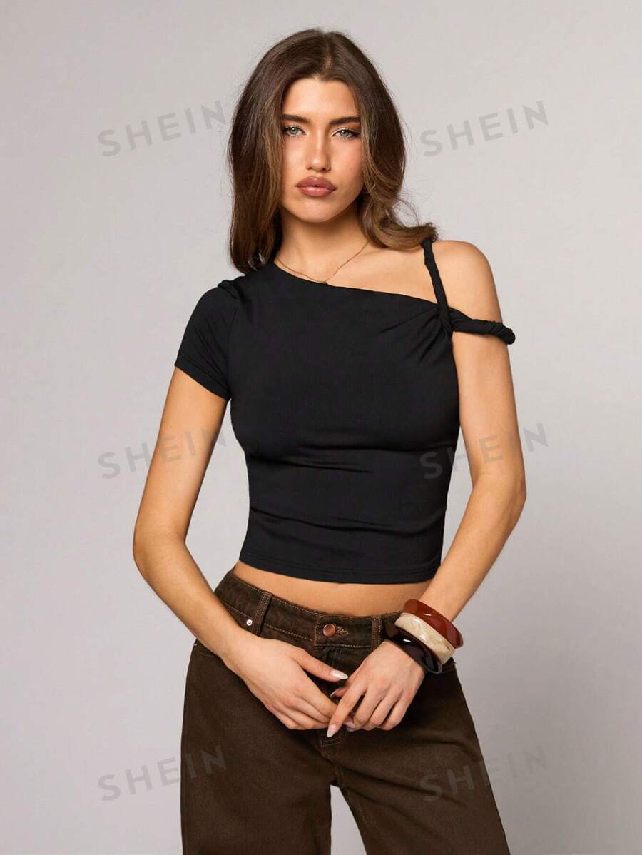 SHEIN BAE Camiseta ajustada de manga corta, de color negro sólido, con hombros descubiertos y un diseño asimétrico retorcido, de estilo simple y de moda callejera, adecuada para fiestas y salidas