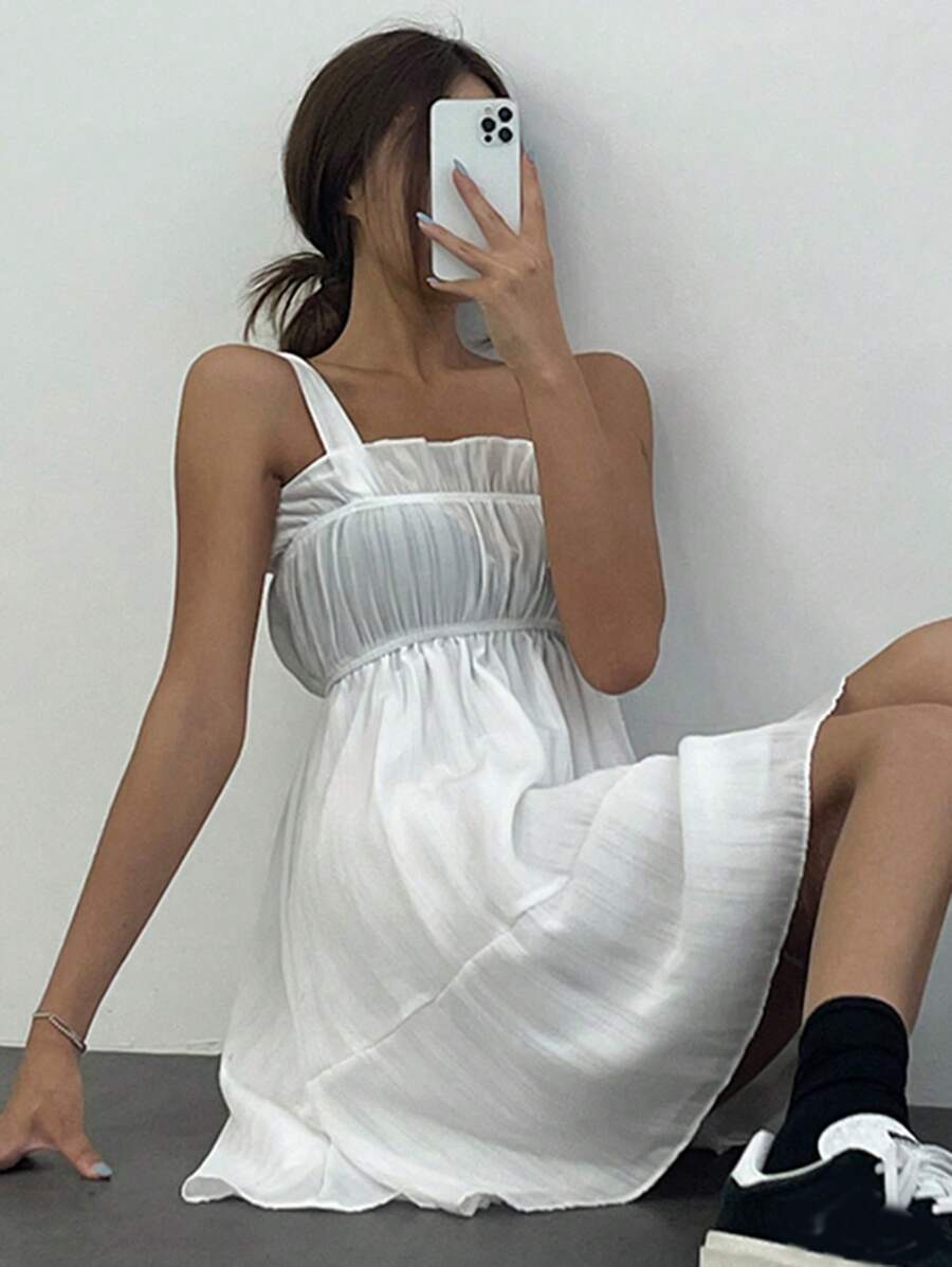 DAZY Váy mini chữ A không tay có eo nhún cho nữ - trắng - Xem 1