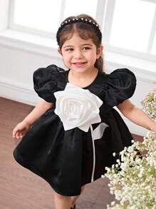 فستان أنيق وجميل باللونين الأبيض والأسود بأكمام قصيرة وزهور 3D للبنت الصغيرة ، فستان صيفي - أبيض وأسود - مشاهدة 4