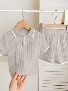 SHEIN LMoss Kids 2 件装男女通用婴儿纯色针织柔软马球领短袖半拉链上衣和松紧腰短裤套装