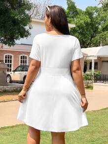 SHEIN EZwear Vestido corto de verano de manga corta con cintura elástica y vuelo en unicolor para mujer - Blanco - Ver 2
