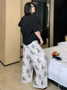 Dazy Plus Conjunto de ropa de dormir con top de cuello redondo de manga corta de corte holgado con estampado total y pantalones de pijama