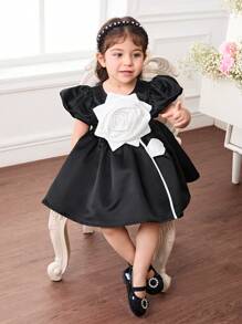 فستان أنيق وجميل باللونين الأبيض والأسود بأكمام قصيرة وزهور 3D للبنت الصغيرة ، فستان صيفي - أبيض وأسود - مشاهدة 5