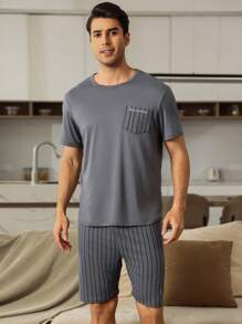 Manfinity Underwear&Sleepwear Basics Set de pijama para hombre con 2 piezas: top de manga corta cuello redondo con estampado de rayas y pantalones cortos