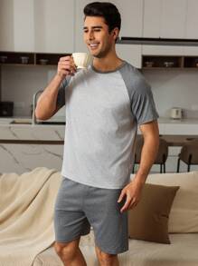 Manfinity Underwear&Sleepwear Basics Set de 2 piezas de ropa de descanso para hombre con Top de mangas raglán a color y pantalones cortos