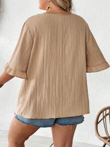 SHEIN CURVE+ Áo kiểu kaki cỡ lớn dành cho nữ, tay ngắn xếp bèo, vạt áo rộng rãi, phù hợp cho mặc hàng ngày và đi nghỉ mát, mùa hè, dành cho người có thân hình đầy đặn, phong cách boho đi biển cho nữ, kỳ nghỉ biển, đồ cần thiết khi đi biển, lễ tốt nghiệp, tiệc trà. - Màu be - Xem 2