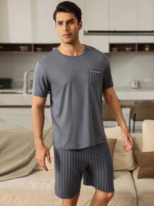 Manfinity Underwear&Sleepwear Basics Set de pijama para hombre con 2 piezas: top de manga corta cuello redondo con estampado de rayas y pantalones cortos
