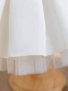 SHEIN Glamorique Kids 女婴公主裙，适合生日派对、婚礼、节日等场合，白色缎面材质，白色薄纱蓬蓬裙，大蝴蝶结裙摆，适合正式场合、钢琴演奏、派对或特殊活动，夏季穿着，欧美风格 - 白色 - 查看 4