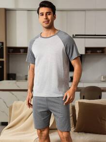 Manfinity Underwear&Sleepwear Basics Set de 2 piezas de ropa de descanso para hombre con Top de mangas raglán a color y pantalones cortos