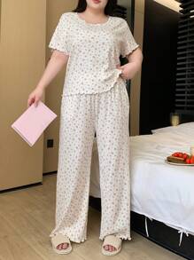 Dazy Plus Conjunto de pijama con top de manga corta con cuello redondo ajustado y pantalones de casa con estampado floral diminuto