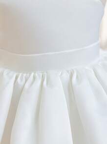 SHEIN Glamorique Kids 女婴公主裙，适合生日派对、婚礼、节日等场合，白色缎面材质，白色薄纱蓬蓬裙，大蝴蝶结裙摆，适合正式场合、钢琴演奏、派对或特殊活动，夏季穿着，欧美风格 - 白色 - 查看 7