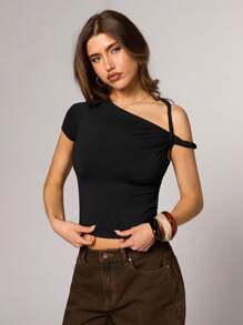 SHEIN BAE Camiseta ajustada de manga corta, de color negro sólido, con hombros descubiertos y un diseño asimétrico retorcido, de estilo simple y de moda callejera, adecuada para fiestas y salidas