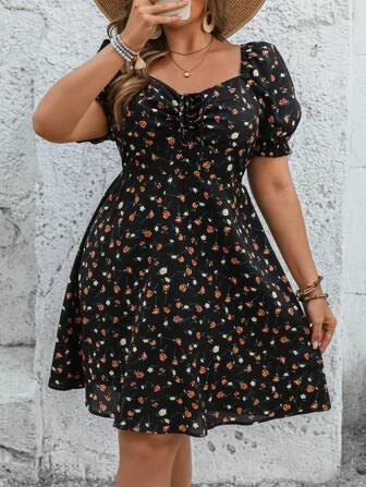 SHEIN VCAY Vestido corto de verano de mujer talla grande con escote de corazón, manga corta y cordón frontal, estampado floral ditsy negro, estilo bohemio, vestimenta de mujer para brunch, atuendo de aeropuerto, atuendo de vacaciones en la playa, atuendo de descanso en la ciudad, atuendo de fiesta, vestido de lechera, vestido estilo renacimiento
