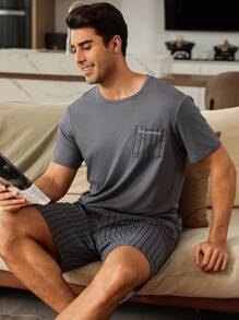 Manfinity Underwear&Sleepwear Basics Set de pijama para hombre con 2 piezas: top de manga corta cuello redondo con estampado de rayas y pantalones cortos
