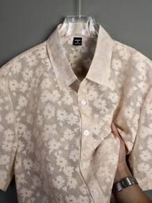 Manfinity Homme 男士休闲度假风，紫色短袖衬衫，采用优雅浪漫的泡泡纹理提花面料和纽扣前襟设计，是音乐节和夏威夷海滩度假的完美之选。 - 彩色 - 查看 1