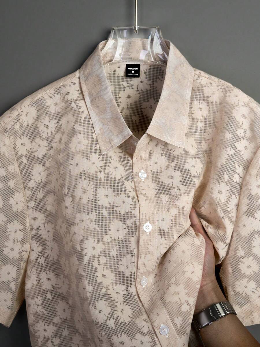 Manfinity Homme 男士休闲度假风，紫色短袖衬衫，采用优雅浪漫的泡泡纹理提花面料和纽扣前襟设计，是音乐节和夏威夷海滩度假的完美之选。 - 彩色 - 查看 1