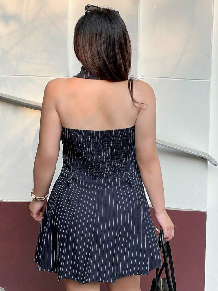 Dazy Plus Vestido corto de verano con cuello en V a rayas y pliegues en la espalda descubierta, estilo callejero ABG con diseño de vestido de lechera para mujer de talla grande - Conjunto de vestidos profesionales para mujer, Minivestido