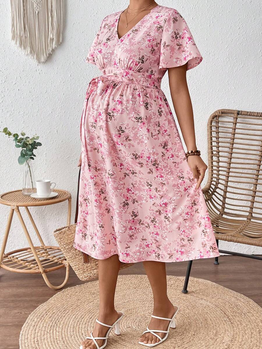 SHEIN Vestido casual de vacaciones con estampado floral, cuello en V, volantes y mangas cortas para embarazadas - Rosa - Ver 1