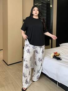 Dazy Plus Conjunto de ropa de dormir con top de cuello redondo de manga corta de corte holgado con estampado total y pantalones de pijama