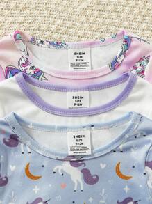 Eng anliegender Pyjama-Set für Baby Mädchen, Langarm T-Shirt und Leggings, mit niedlichem Einhorn Muster in lila, pink und blau Farben mit Regenbogen- und Sternenmotiven, erzeugt eine fröhliche und festliche Stimmung