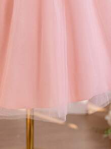 SHEIN Glamorique Kids Vestido de niña con mangas de malla con cuentas de perlas, el diseño de perlas se ve noble y elegante, adecuado para fiestas, reuniones y varias ocasiones, mostrando una noble gracia