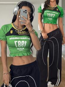 Coolane 女士夏季 Y2K 外出运动装比赛日巴西狂欢节图案撞色荷叶边短款 T 恤，圣帕特里克节 - 白色 - 查看 3