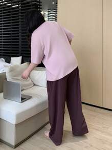 Dazy Plus Bộ đồ ngủ Pijama cổ tròn tay ngắn rộng rãi in họa tiết cỡ lớn kèm quần cạp chun - Màu tím - Xem 2