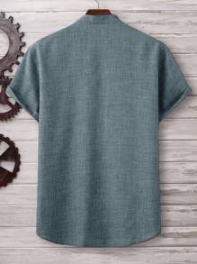 Manfinity Homme Camicia da uomo con vestibilità ampia, colore unico, con mezzo bottone, taschino sul petto e applicazione, senza collana