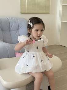 فستان فتيات صغيرات مطبوع برسوم الفراشات بأكمام منتفخة مطبوع بالكامل، مناسب للبنات الصغار للارتداء في جميع المناسبات الصيفية ، نسيج أبيض مع نمط أسود وحاشية دانتيل تجعل الطفلة تبدو أكثر فخامة وجذابة وعذبة - لون مشمشي - مشاهدة 6