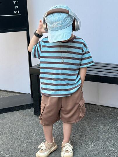 SHEIN Leap Crew 2 件儿童/青少年男童休闲条纹印花图案短袖圆领宽松 T 恤和纯色短裤针织套装，适合学校、花园、海滩、生日、春夏秋冬