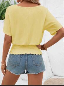 SHEIN LUNE Camisa de mujer de manga corta con botones y dobladillo recogido, de estilo casual para el verano - Amarillo - Ver 2