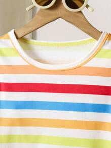 SHEIN Set de 2 piezas de camiseta a rayas de colores y pantalones tipo babero con estampado de dibujos adorables para bebé niño, perfecto para usar en verano - Multicolor - Ver 3