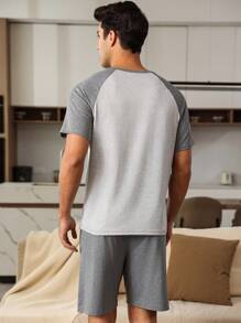 Manfinity Underwear&Sleepwear Basics Set de 2 piezas de ropa de descanso para hombre con Top de mangas raglán a color y pantalones cortos