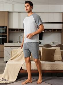 Manfinity Underwear&Sleepwear Basics Set de 2 piezas de ropa de descanso para hombre con Top de mangas raglán a color y pantalones cortos