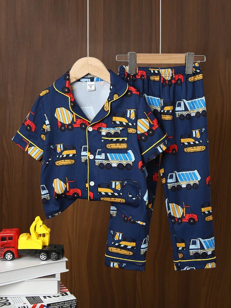2 件套小男孩卡通汽车印花时尚撞色边短袖夹克和裤子家居服套装，全新