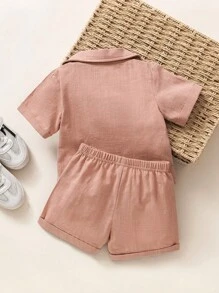 Conjunto de camisa de polo de unicolor y pantalones cortos para niños pequeños, atuendo casual de verano y vacaciones - Color caoba - Ver 2