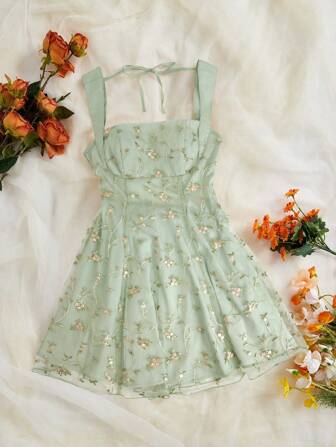 SHEIN Privé 翻领露背系带刺绣 A 字形连衣裙