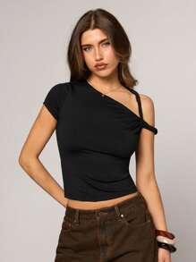 SHEIN BAE Camiseta ajustada de manga corta, de color negro sólido, con hombros descubiertos y un diseño asimétrico retorcido, de estilo simple y de moda callejera, adecuada para fiestas y salidas