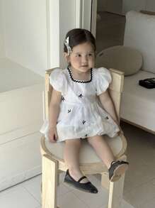 فستان فتيات صغيرات مطبوع برسوم الفراشات بأكمام منتفخة مطبوع بالكامل، مناسب للبنات الصغار للارتداء في جميع المناسبات الصيفية ، نسيج أبيض مع نمط أسود وحاشية دانتيل تجعل الطفلة تبدو أكثر فخامة وجذابة وعذبة - لون مشمشي - مشاهدة 5