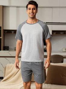 Manfinity Underwear&Sleepwear Basics Set de 2 piezas de ropa de descanso para hombre con Top de mangas raglán a color y pantalones cortos