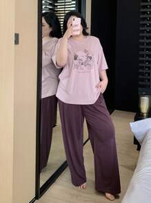 Dazy Plus Bộ đồ ngủ Pijama cổ tròn tay ngắn rộng rãi in họa tiết cỡ lớn kèm quần cạp chun - Màu tím - Xem 5