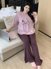 Dazy Plus Bộ đồ ngủ Pijama cổ tròn tay ngắn rộng rãi in họa tiết cỡ lớn kèm quần cạp chun - Màu tím - Xem 7